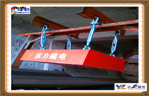 永磁除鐵器，云南懸掛式永磁除鐵器廠參數(shù)_內(nèi)部磁塊安裝方法_云南懸掛式永磁除鐵器廠型號價(jià)格 